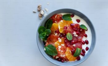 Salada de frutas com iogurte de mel e granola