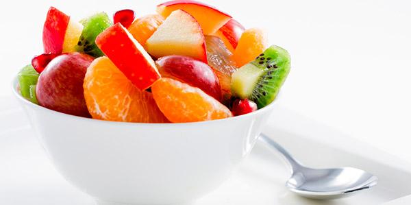Salada de frutas refrescante com iogurte e granola crocante