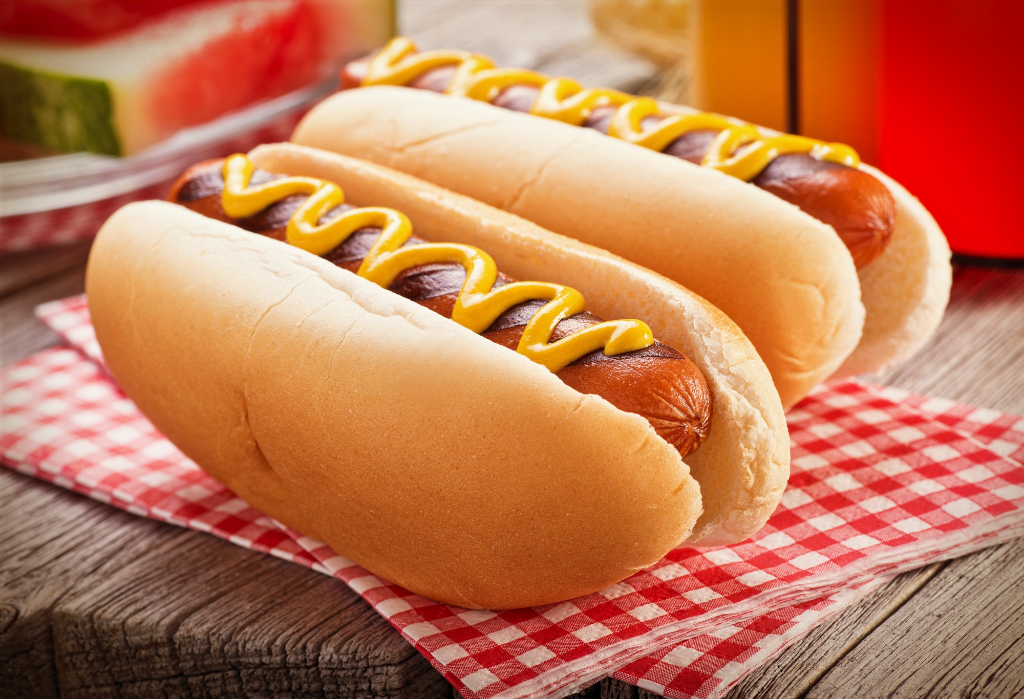 Cachorro-quente Clássico cachorro-quente com salsicha, pão, molho de tomate, maionese, ketchup, mostarda, milho, ervilha e batata palha.