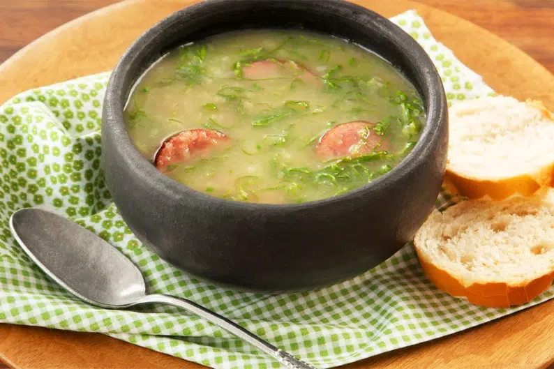 Caldo verde Sopa feita com couve, batatas, caldo de carne e linguiça defumada, perfeita para os dias mais frios das festas juninas.