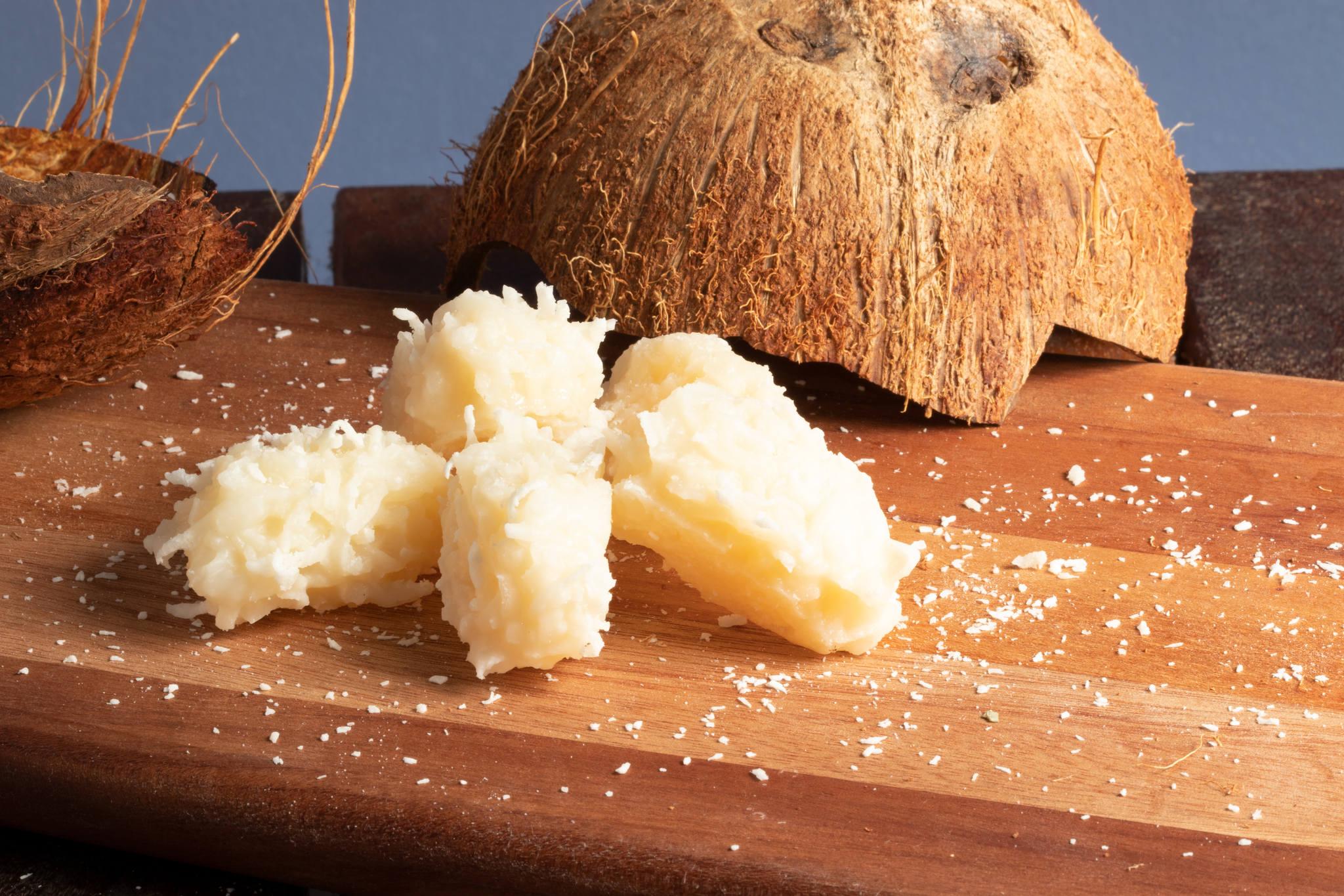 Cocada Elaborada com coco ralado, açúcar e água, é uma sobremesa tradicionalmente apreciada nas festas juninas.