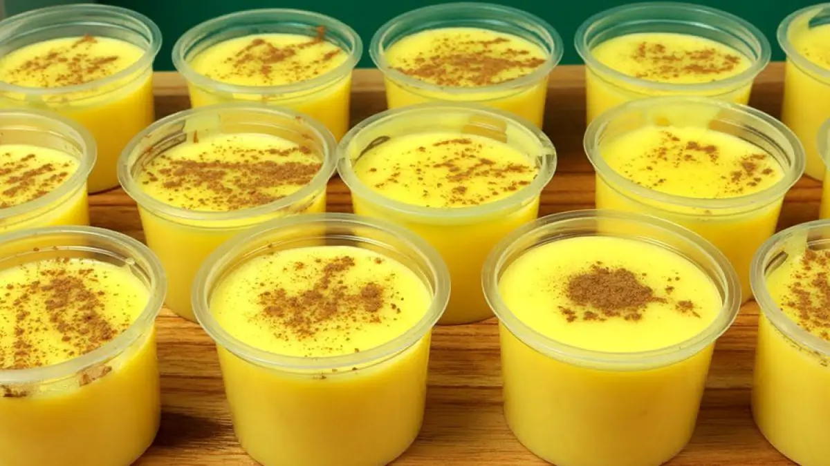 Curau Doce cremoso feito com milho verde, leite, açúcar e canela, é uma das sobremesas mais populares nas festas juninas.