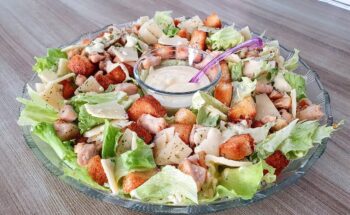 Salada Caesar Clássica: Frescor e Sabor em Cada Garfada