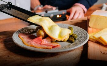 Raclette: A Delícia Suíça de Queijo Derretido e Acompanhamentos