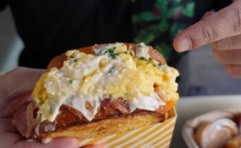 Sanduíche Eggslut: Sanduíche Cremoso de Ovo, Bacon e Queijo Uma Explosão de Sabor!