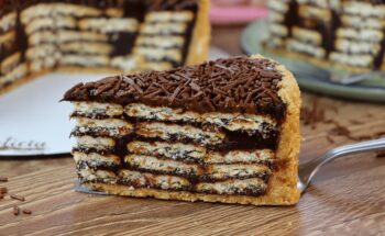 Torta de Delícias Italianas: Palha Crocante, Creme de Avelã e Puro Prazer