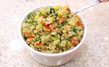 Salada Colorida de Quinoa: Uma Explosão de Sabores e Nutrientes