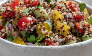 Salada de Quinoa com Legumes Assados: Refeição Leve e Saborosa