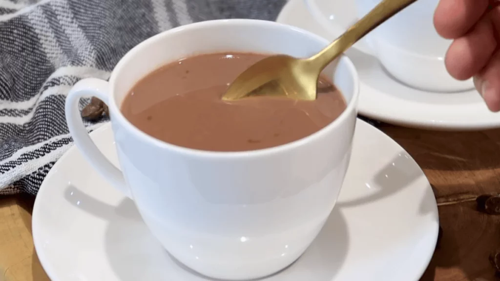Delícia Cremosa Aprenda a Receita do Chocolate Quente Cremoso Perfeito!